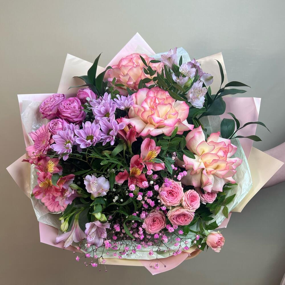 Нежный розовый букет из французских роз, альстромерий кустовых роз хризантемы и зелени в упаковке