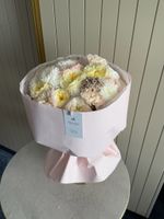 Букет из кустовых пионовидных роз, хризантемы, диантусов и озотамнуса