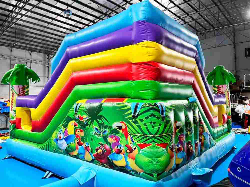 Коммерческий надувной батут "Приключения попугаев", 5x5x3 м.