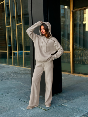 Женский шерстяной костюм в бежевом цвете