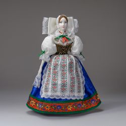 Сувенирная кукла в чешском костюме в переднике в чепце