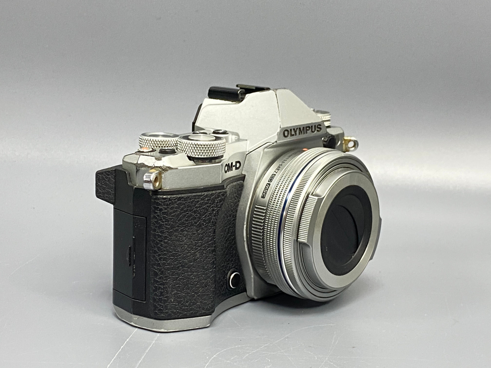 Olympus OM-D E-M5 Mark II kit 14-42mm 21700 кадров