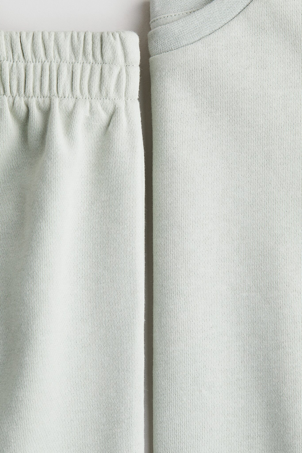 H&M Комплект из футболки и шорт, светло-зеленый