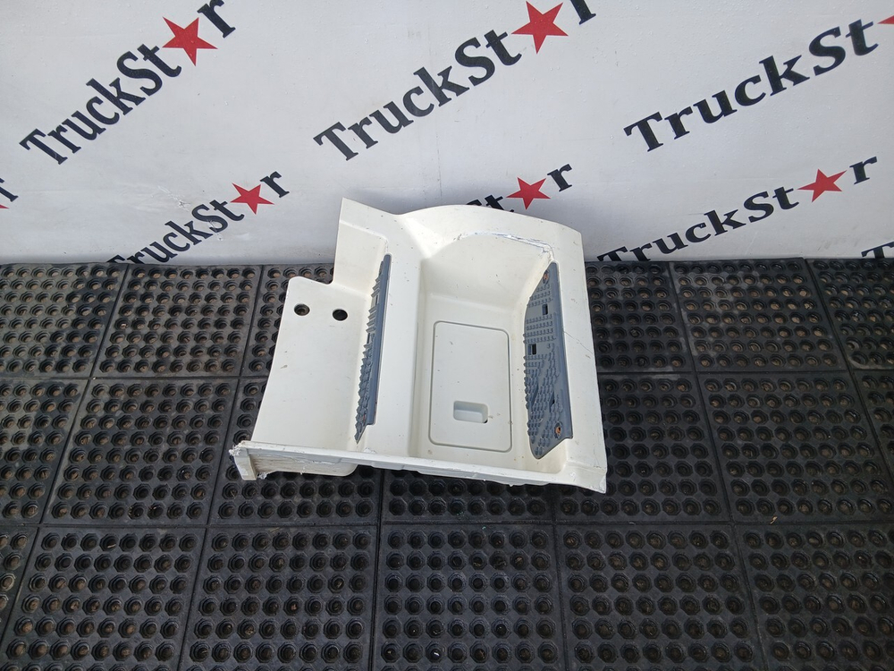 Корпус (дефект) подножек левый 2022г