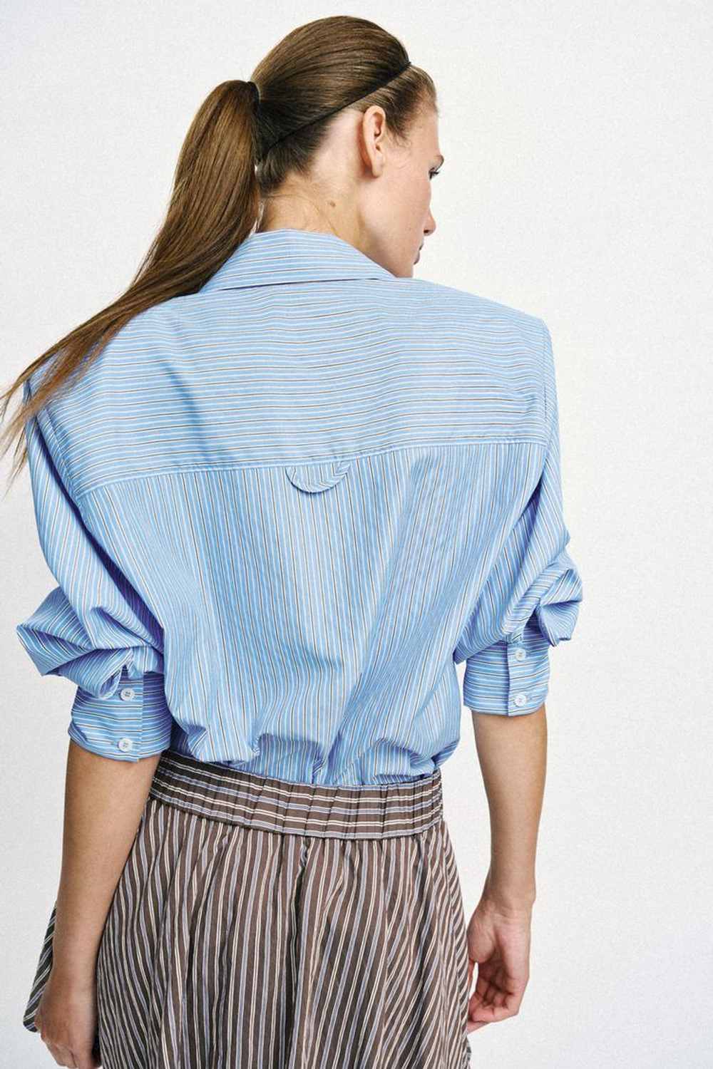 ZARA РУБАШКА ИЗ ПОПЛИНА В ПОЛОСКУ С ПОДПЛЕЧНИКАМИ, СИНИЙ/БЕЛЫЙ