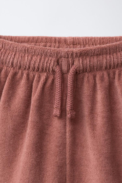 ZARA КОМПЛЕКТ ИЗ ФУТБОЛКИ С КАРМАНОМ И ШОРТОВ ИЗ МАХРОВОЙ ТКАНИ, МЕДНЫЙ