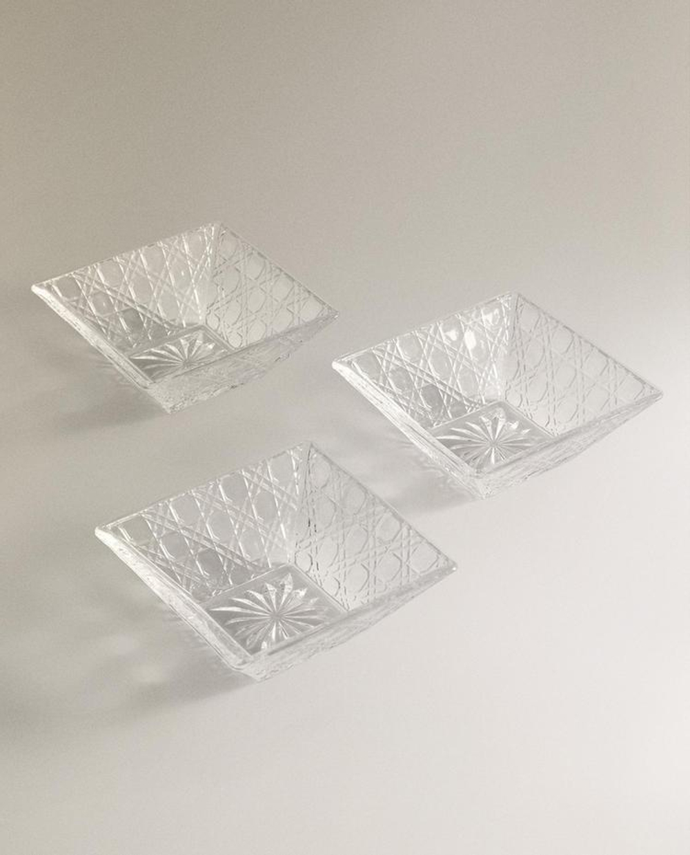 ZARA HOME БЛЮДО С ТРЕМЯ РЕЛЬЕФНЫМИ МАЛЕНЬКИМИ ПИАЛАМИ, ПРОЗРАЧНЫЙ