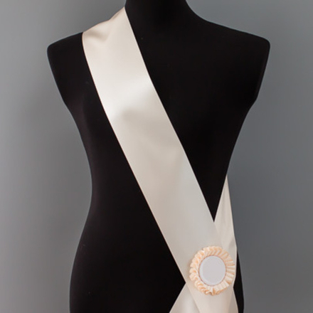 Лента наградная для конкурса красоты С НАНЕСЕНИЕМ. Цвет ленты КРЕМОВЫЙ. Крепление розетка с лого.