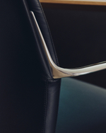 Офисный стул Nerlan из черной экокожи с алюминиевой рамой