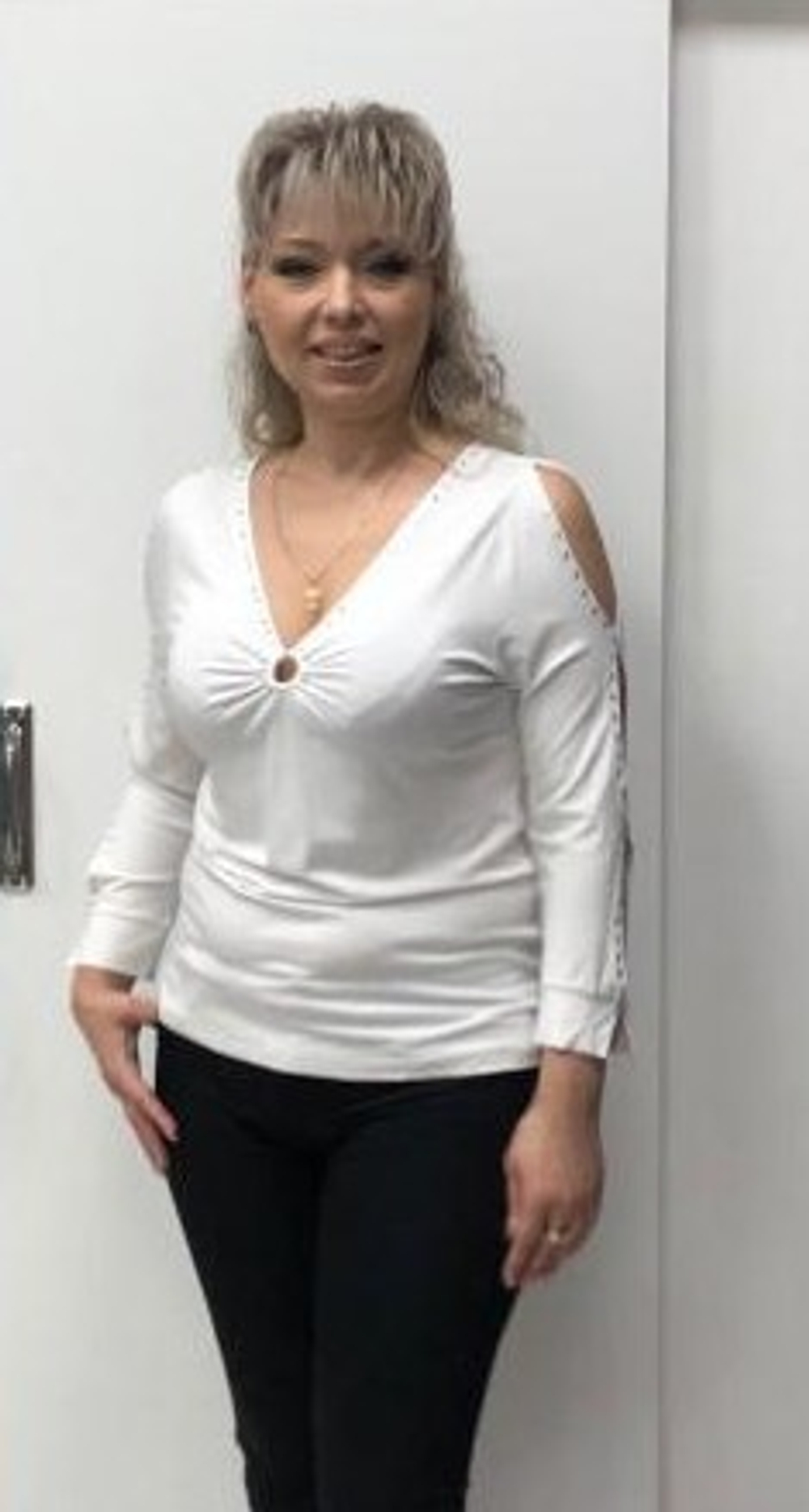 Белый вискозный блузон со стразовым принтом