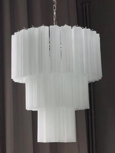 Белое матовое стекло, венецианский стиль — классика, которая создаёт мягкий, тёплый свет.