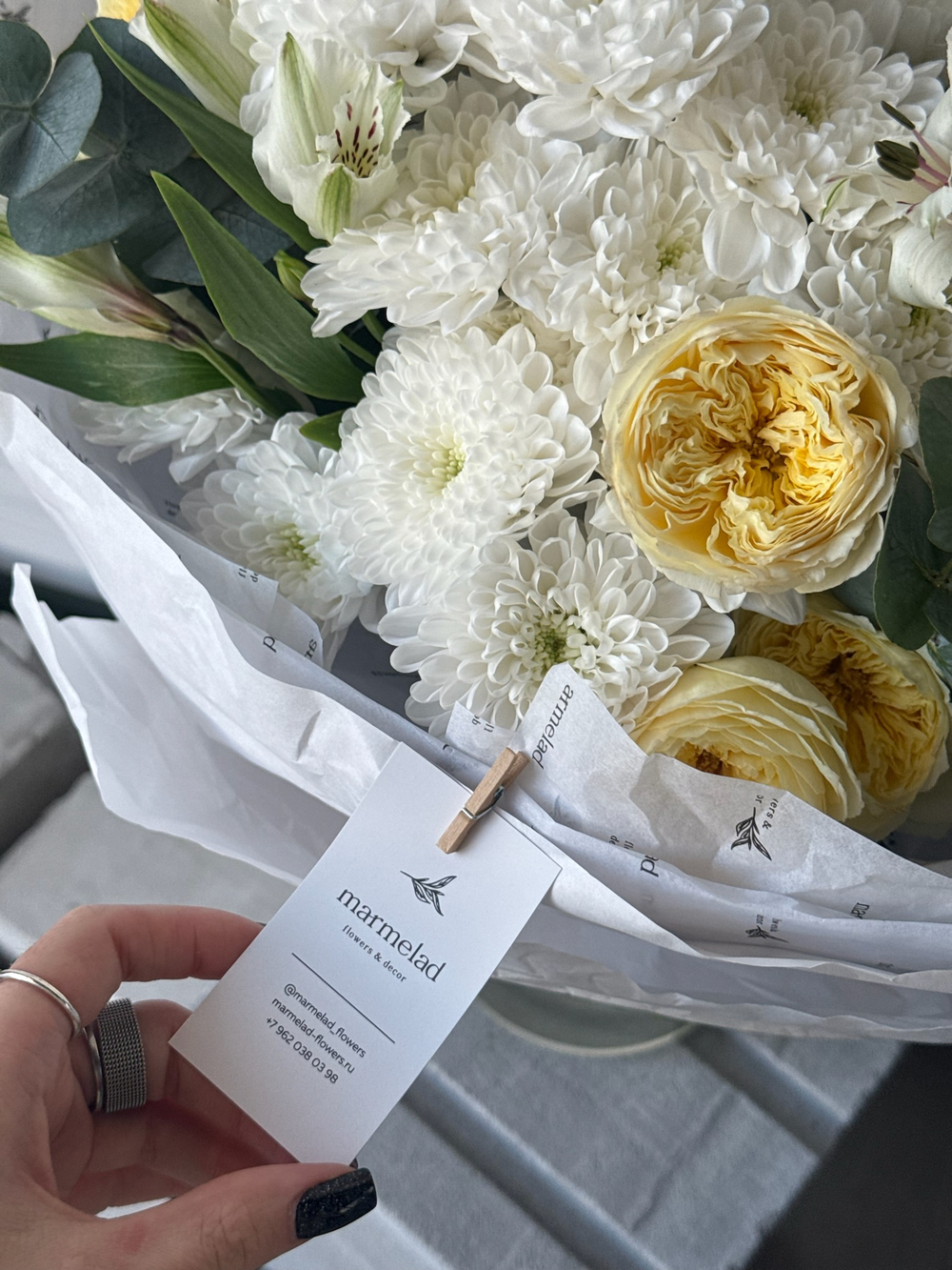 Букет из кустовых пионовивидных роз, хризантемы, альстромерии и эвкалипта