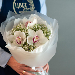 Букет с орхидеей и гипсофилой в формлении