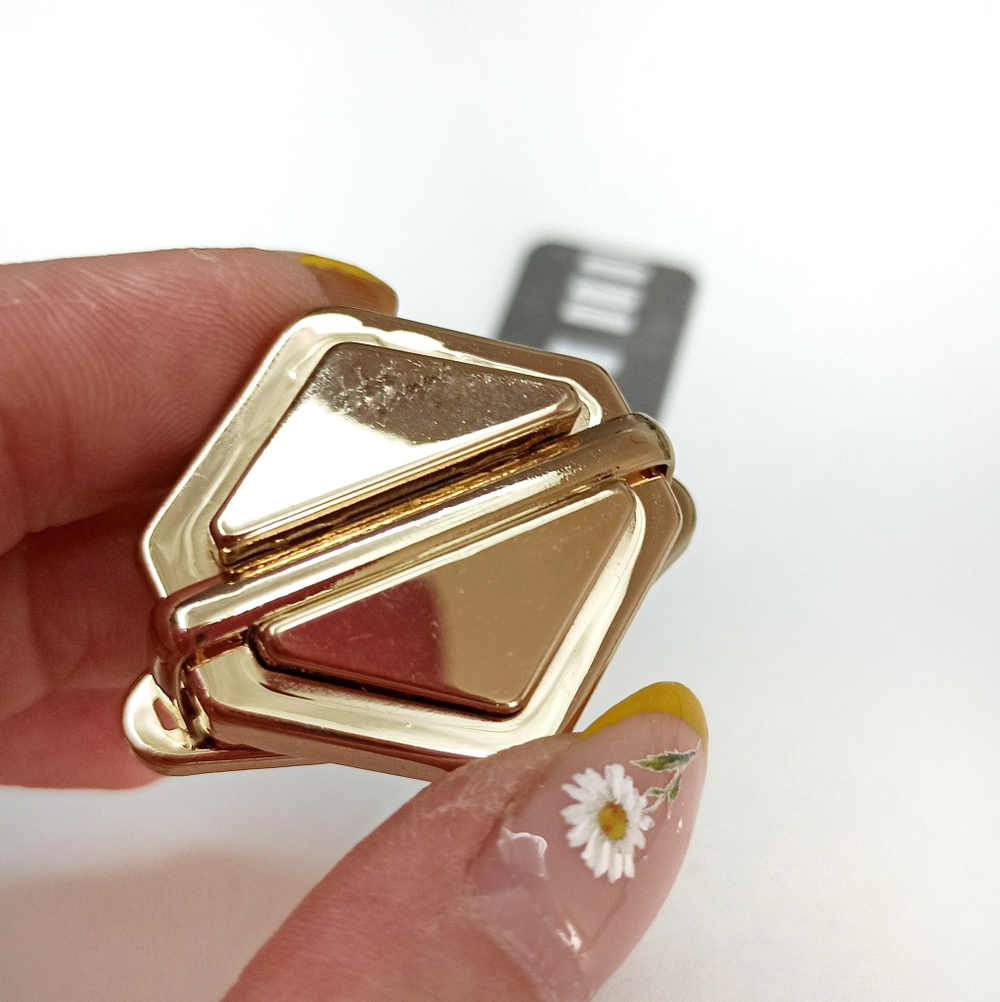 Замок-защелка на зажимах 32*32 Золото