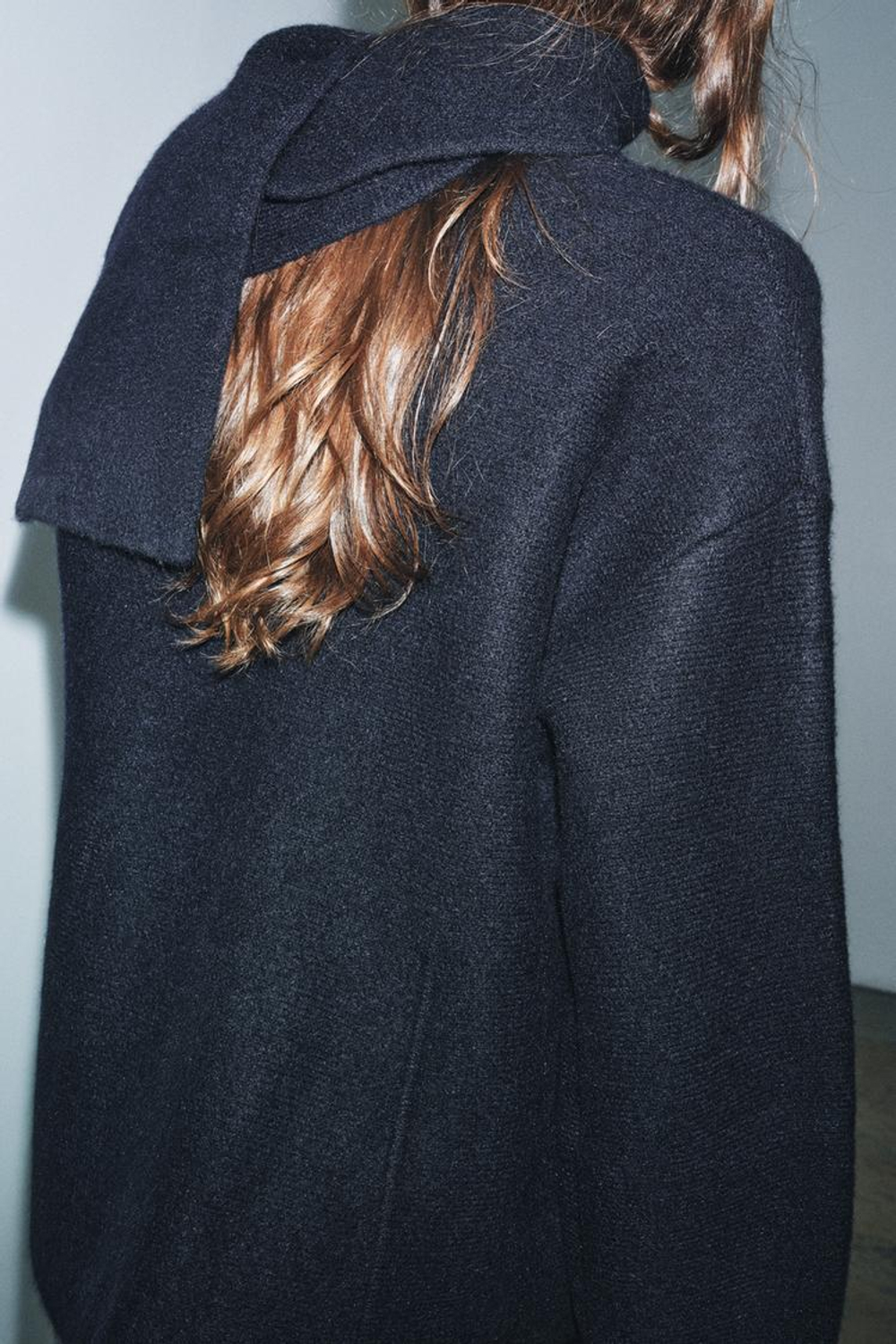 ZARA КОРОТКОЕ ТРИКОТАЖНОЕ ПАЛЬТО С ШАРФОМ, МОРСКОЙ СИНИЙ