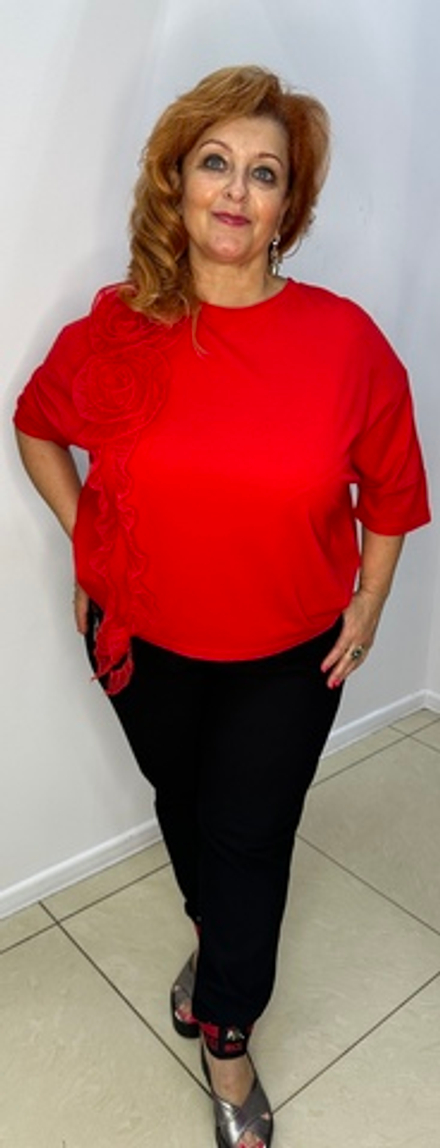 Черные брюки-момы на резинке с красно-белым принтом