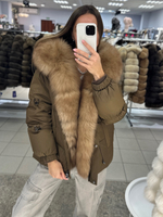 Пуховик в горчичном цвете с мехом песца под куницу