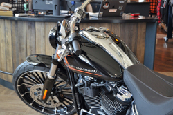 Harley-Davidson BREAKOUT 117 (Vivid Black) 2024