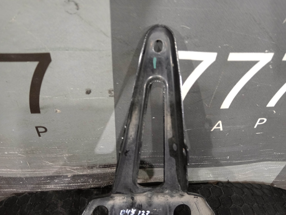 Кронштейн замка капота Geely Coolray 19-нв Б/У Оригинал 6600014077