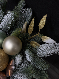 Композиция из живого нобилиса в бархатной шляпной коробке изумрудного оттенка