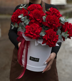 Эффектная шляпная коробка из красных французских роз и эвкалипта