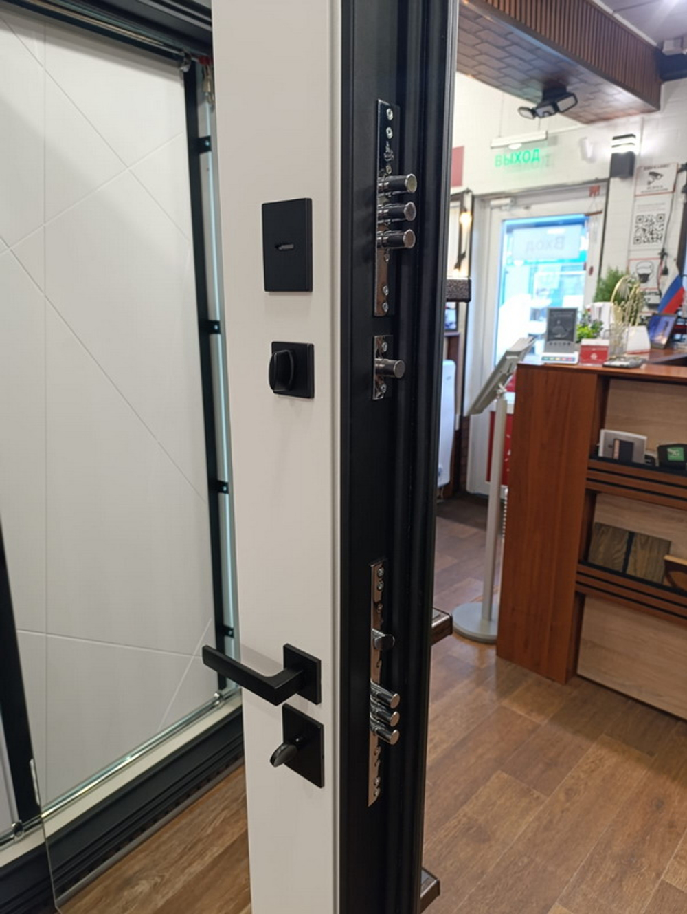 Стальная дверь "Ferrum" с зеркалом (адаптивная замковая часть)