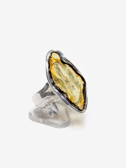 Уникальное серебряное кольцо с цельным янтарем, безразмерное