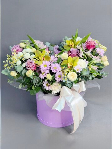 Шляпная коробка с цветами в сиреневой гамме