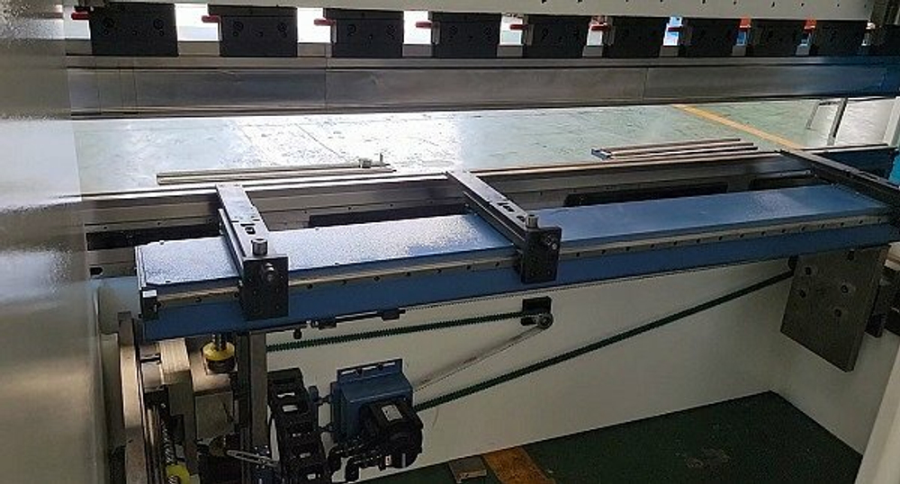 Листогибочные гидравлические прессы с ЧПУ MetalTec HBC 170/3200 4+1 ESA 630