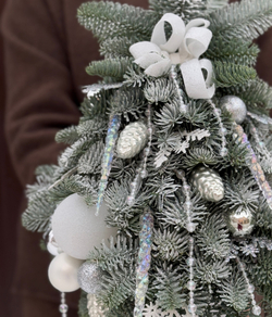 Новогодняя композиция из нобилиса "Елочка ручной работы", оформленная в трендовых тенденциях, 40-50 см