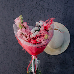 94. Яркий воздушный букет в нежных тонах с красными акцентами