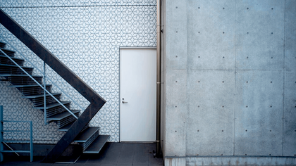 Как должны открываться/закрываться противопожарные двери?