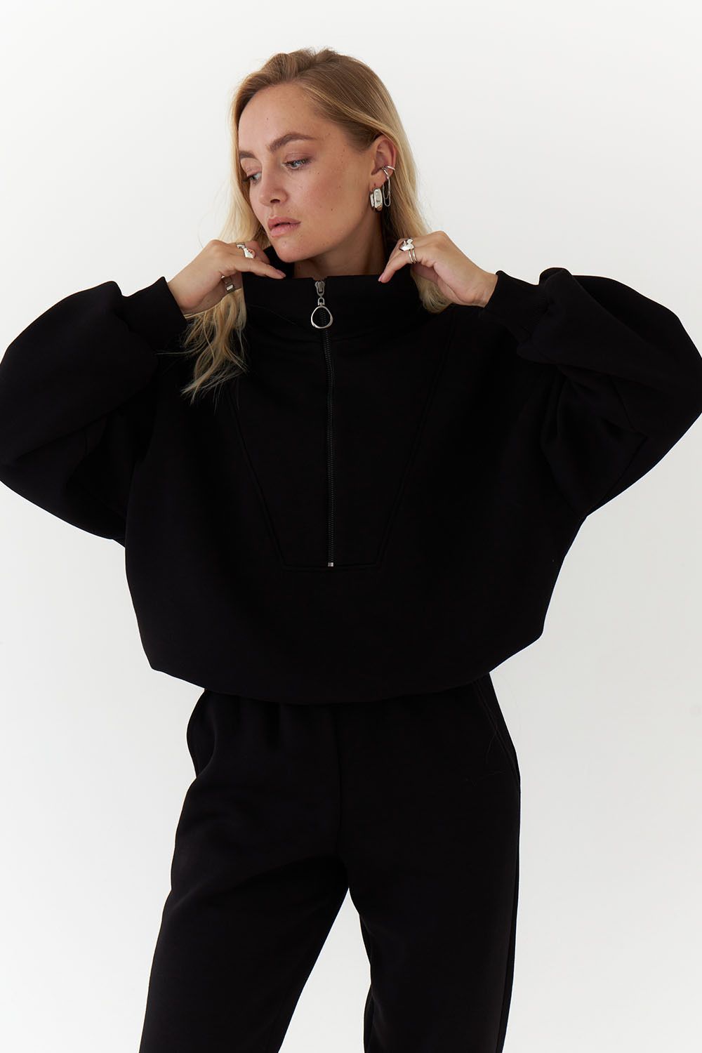 Утепленная олимпийка на молнии черного цвета