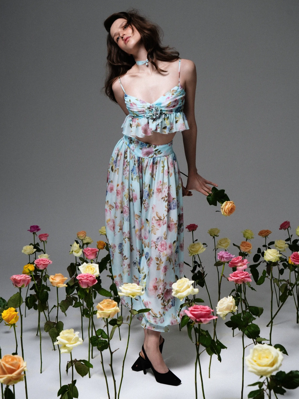 Уиллоу (Willow), топ из голубого шифона с цветочным принтом, с розой