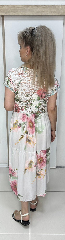 Белое, цветное с гипюровой вставкой, платье