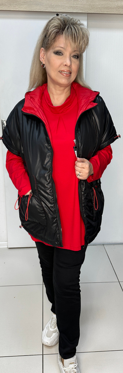 Черный стеганный жилет с красной отделкой