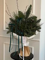 Букет из хвои с изумрудными бантиками