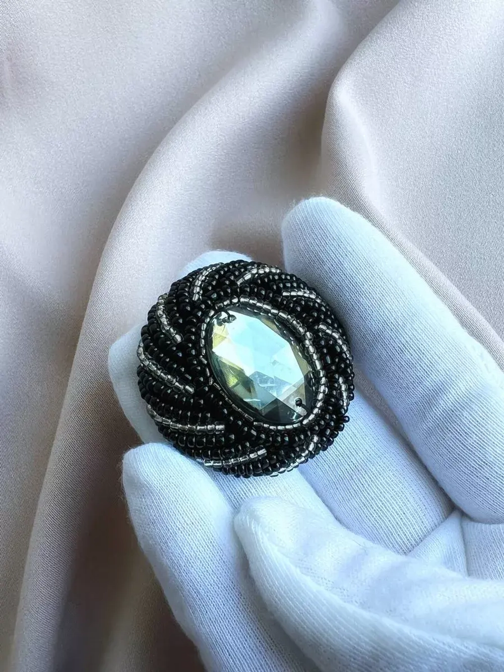 Большая декоративная пуговица-брошь с биссером и стразами