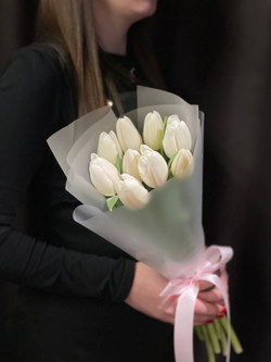 9 белоснежных тюльпанов