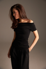 Футболка с открытыми плечами