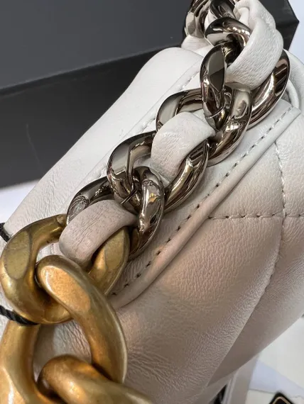 Сумка-конверт Chanel 19 среднего размера белый