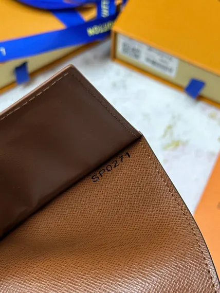 Обложка для паспорта Louis Vuitton Monogram коричневый
