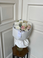 Сборный букет из хризантемы, мелкой ромашки, розы и оксипеталума