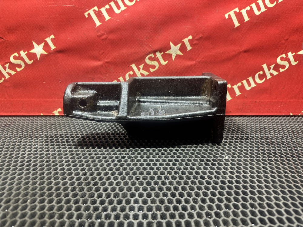 Кронштейн бампера переднего правый