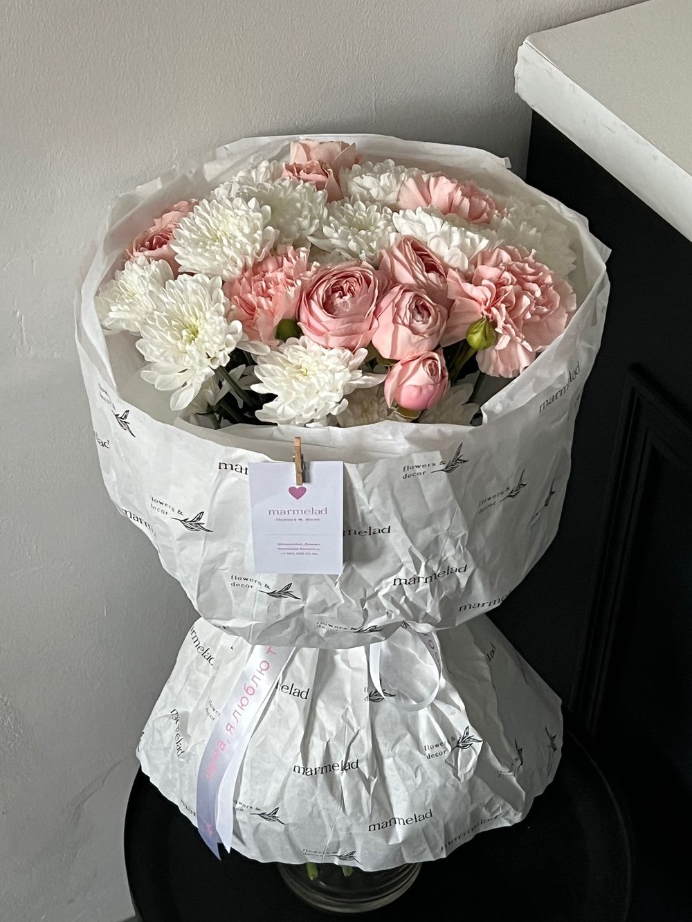 Букет из хризантемы, кустовой пионовидной розы и диантусов