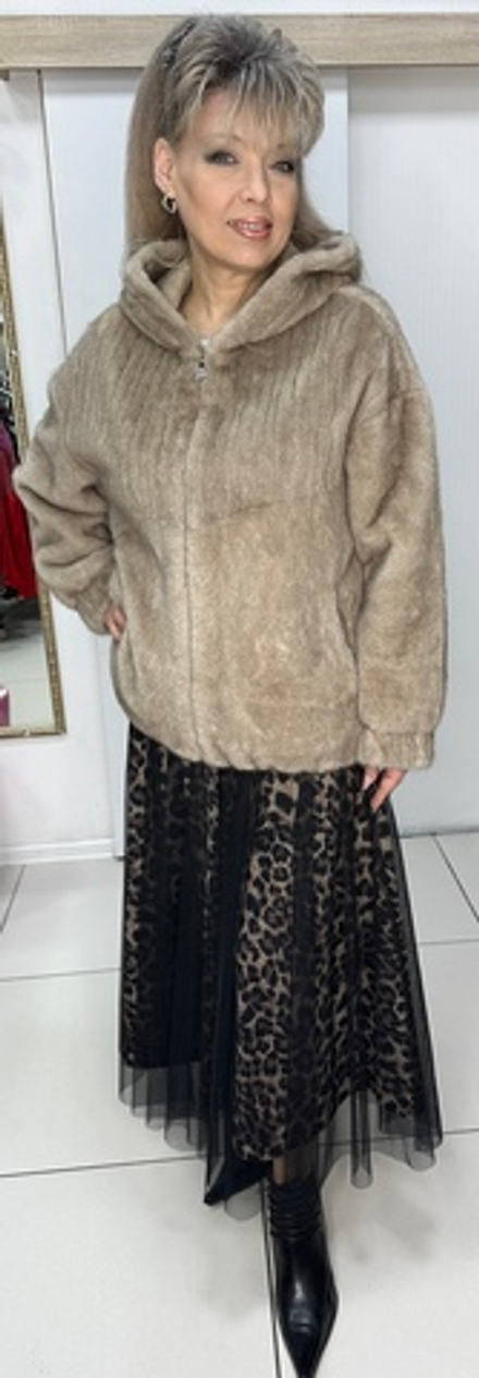 Шубка цвета капучино с капюшоном из искусственного меха
