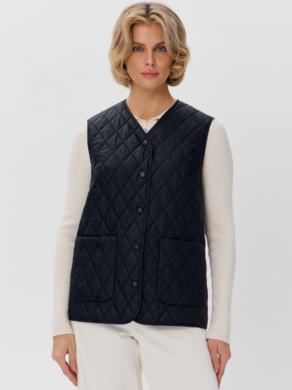 Легкий стеганый жилет с накладными карманами