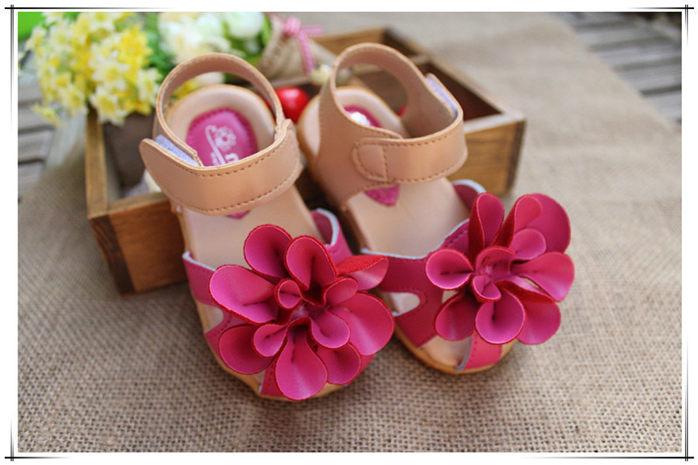 Сандалии детские на липучке с кожаными цветами