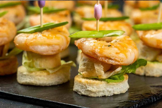 Канапе с омлетом томаго и креветкой, 20 шт.