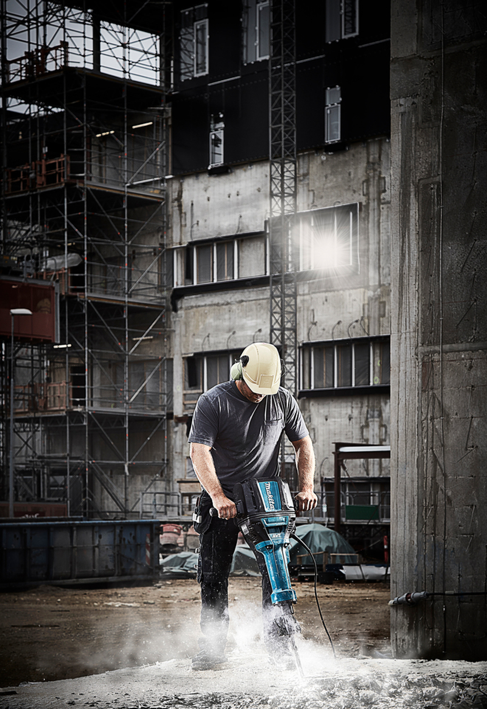 Бетонолом 28 мм HM1812 2 000 Вт 1-1/8\" 72,8 Дж